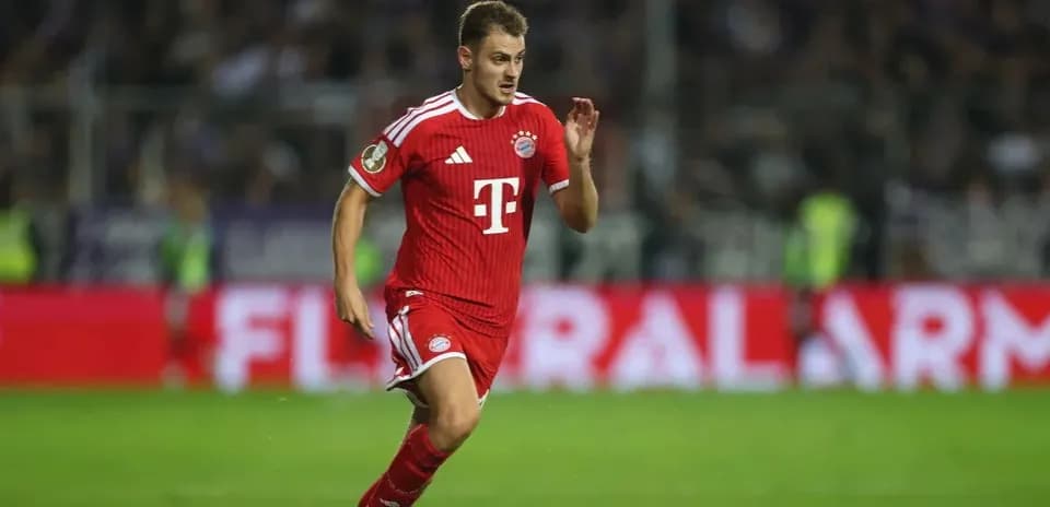 Jugador de Bayern Munich corriendo con balón en el campo