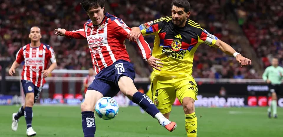 Jugador de Chivas disputando el balón con América
