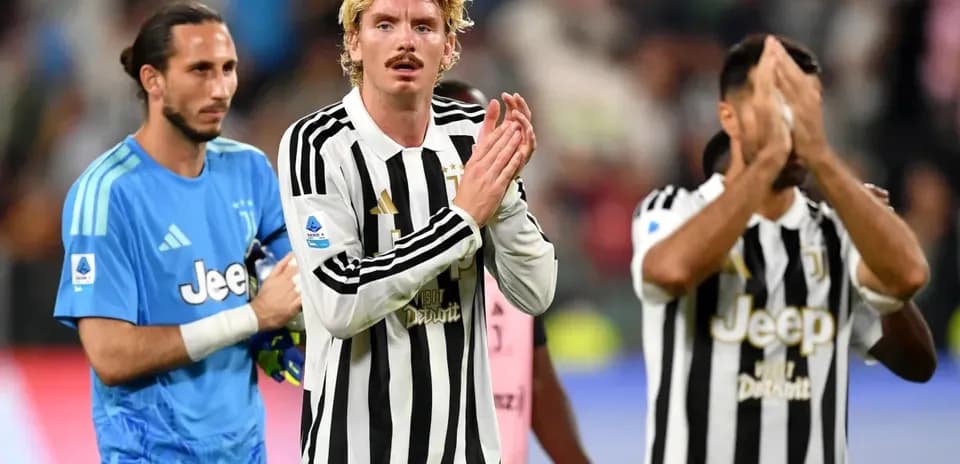 Jugadores de Juventus aplaudiendo al público tras partido