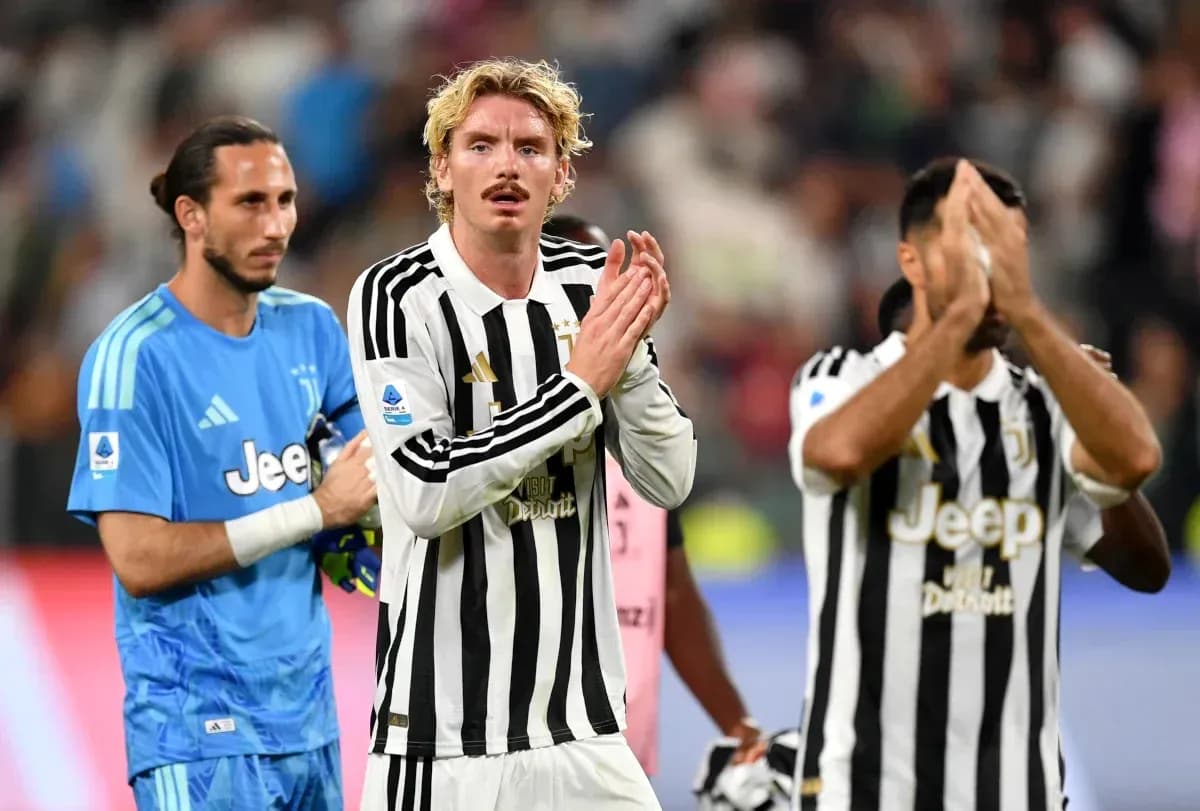 Jugadores de Juventus aplaudiendo al público tras partido