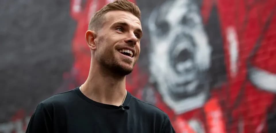 Jugador sonriendo frente a mural de fondo