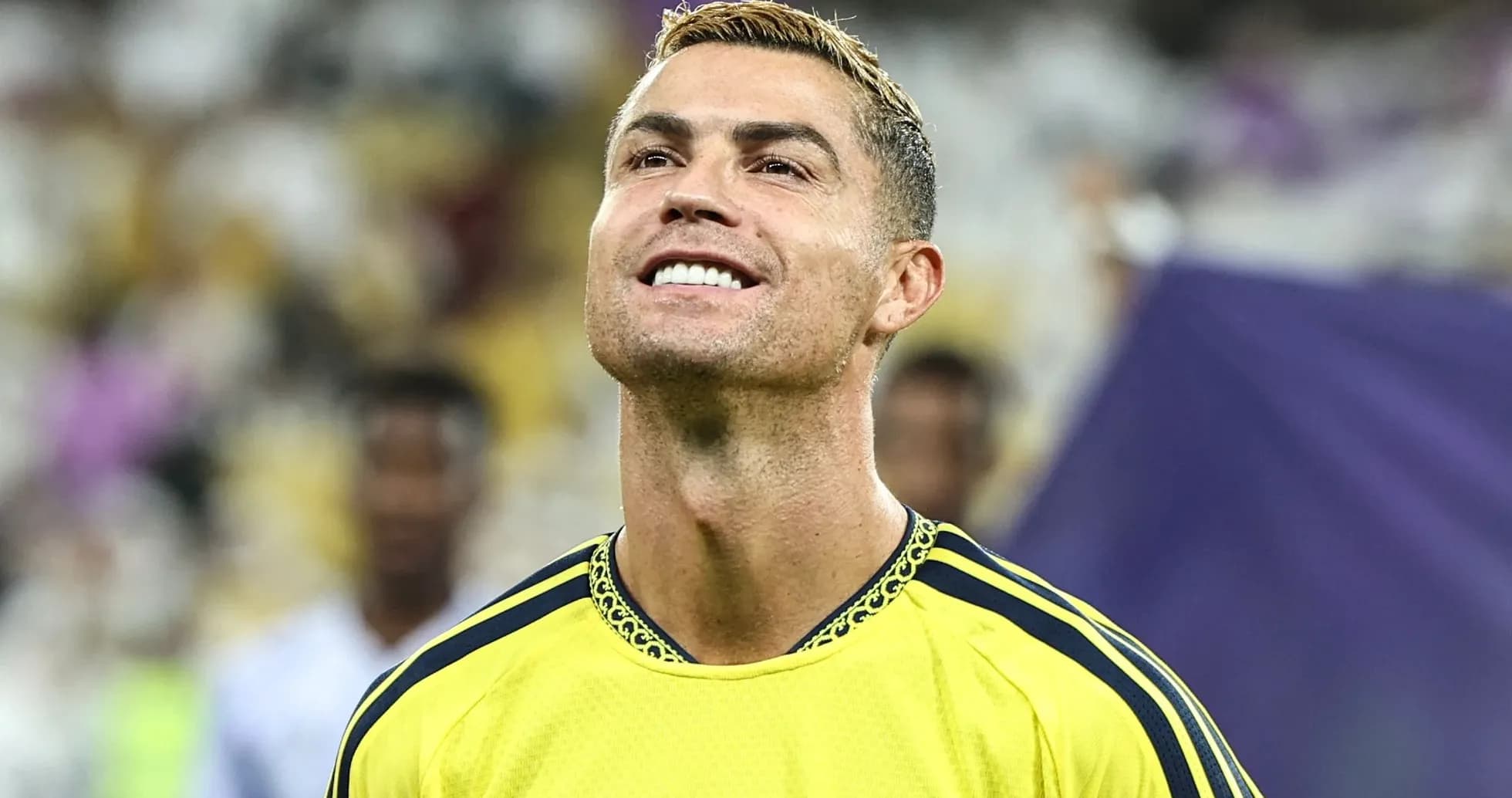 Jugador sonriente en uniforme amarillo en el campo