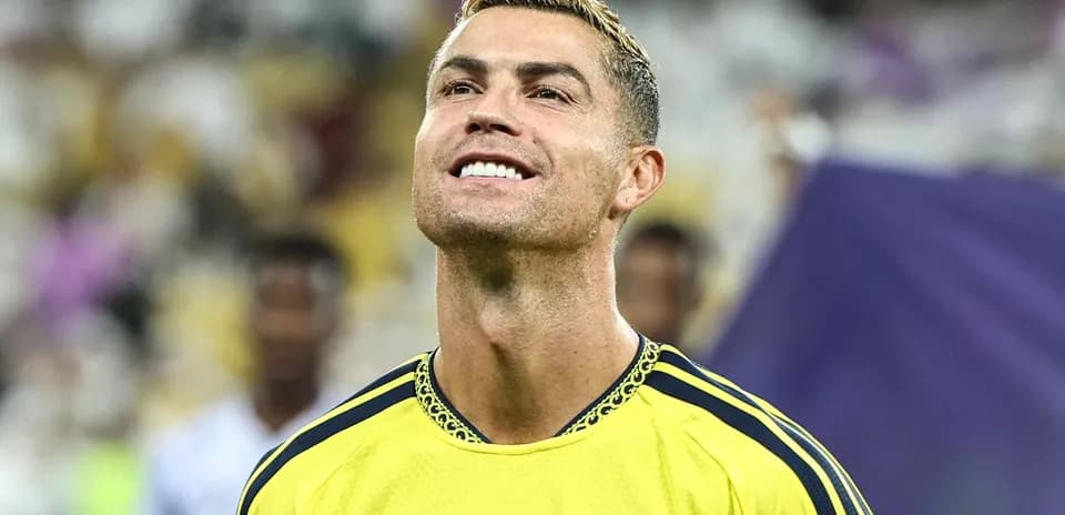 Jugador sonriente en uniforme amarillo en el campo