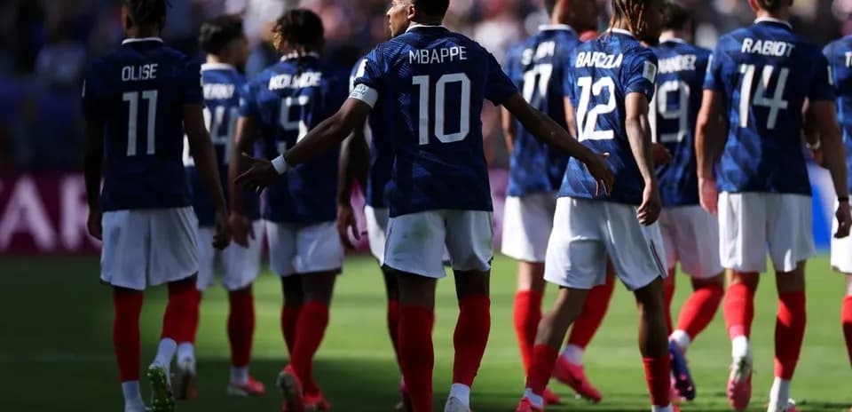 Jugadores de Francia caminando en el campo de juego