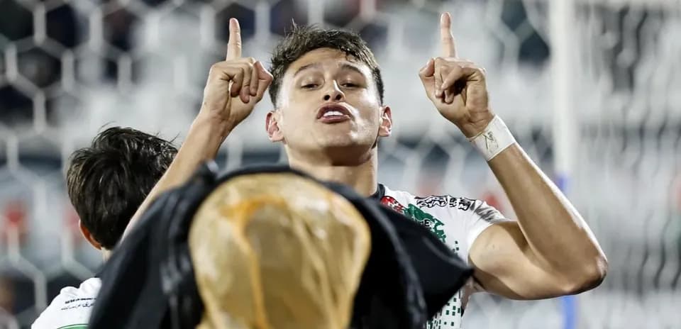 Jugador celebrando un gol en el partido