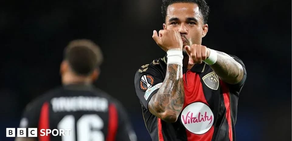 Jugador de Bournemouth señalando durante un partido