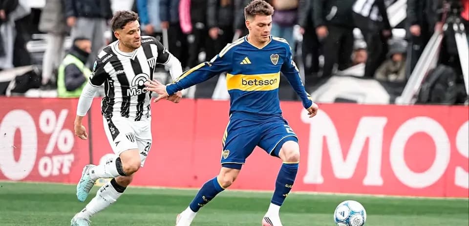Jugador de Boca Juniors persigue a rival de Gimnasia