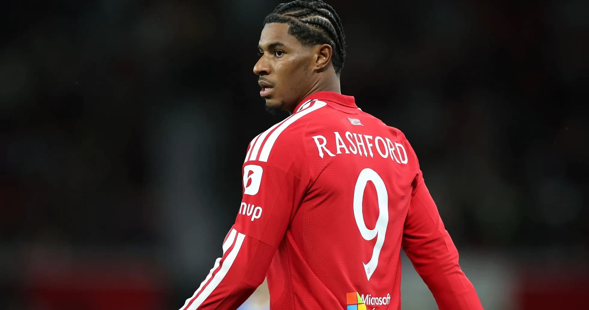 Jugador con camiseta roja de Manchester United en acción