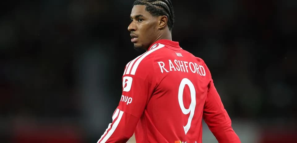 Jugador con camiseta roja de Manchester United en acción