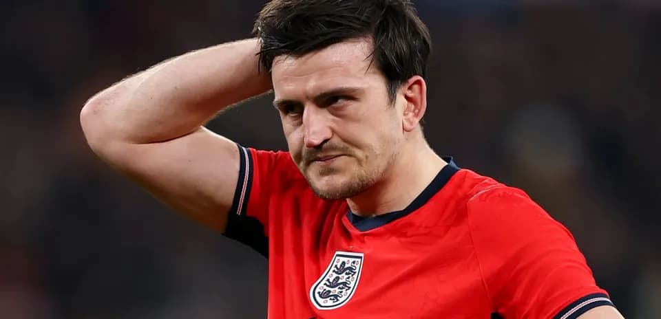 Jugador de Inglaterra con expresión pensativa en partido