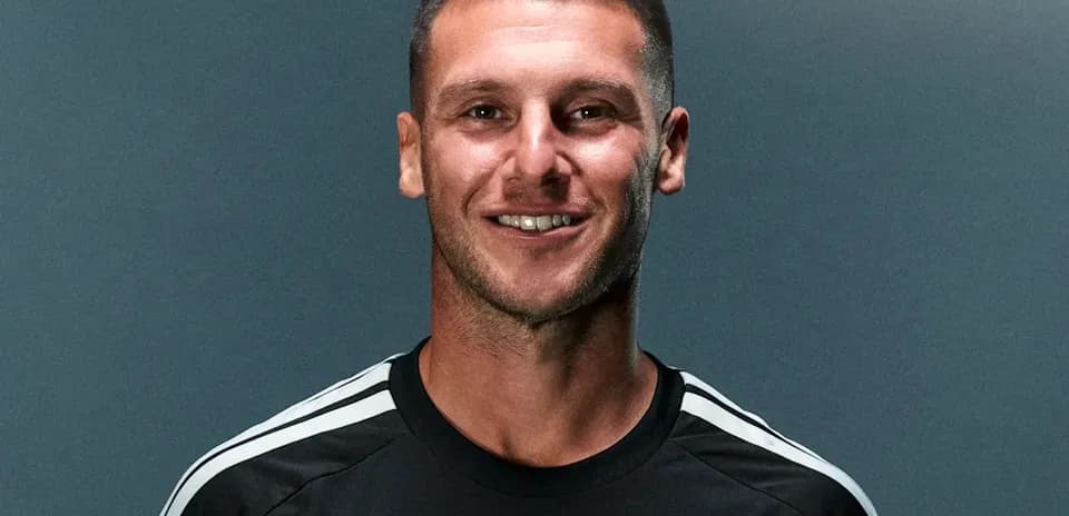 Jugador sonriendo en uniforme de entrenamiento