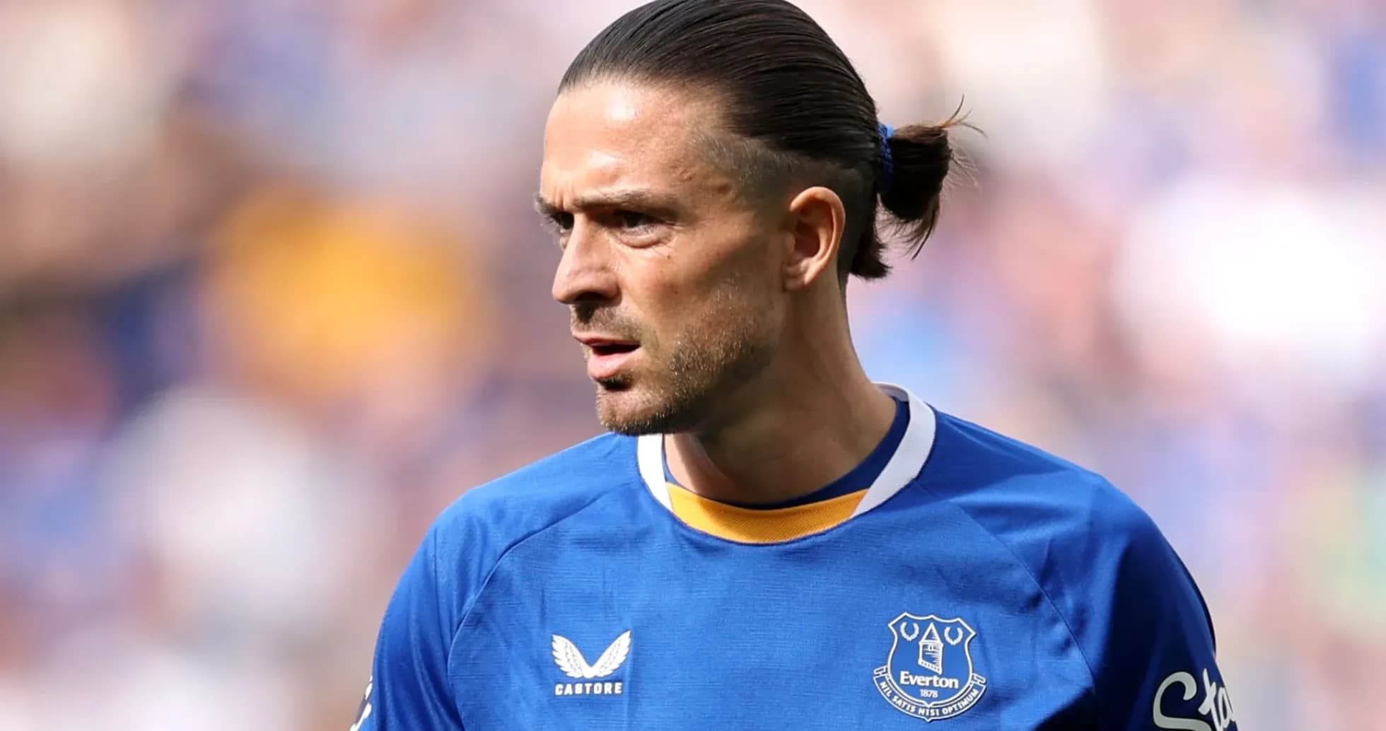 Jugador de Everton con camiseta azul en el campo