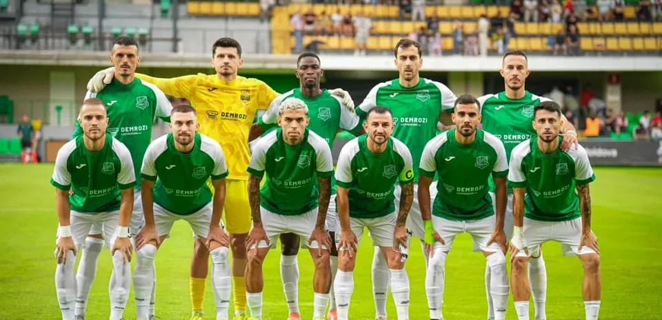 Equipo de Egnatia Rrogozhinë posando en el campo