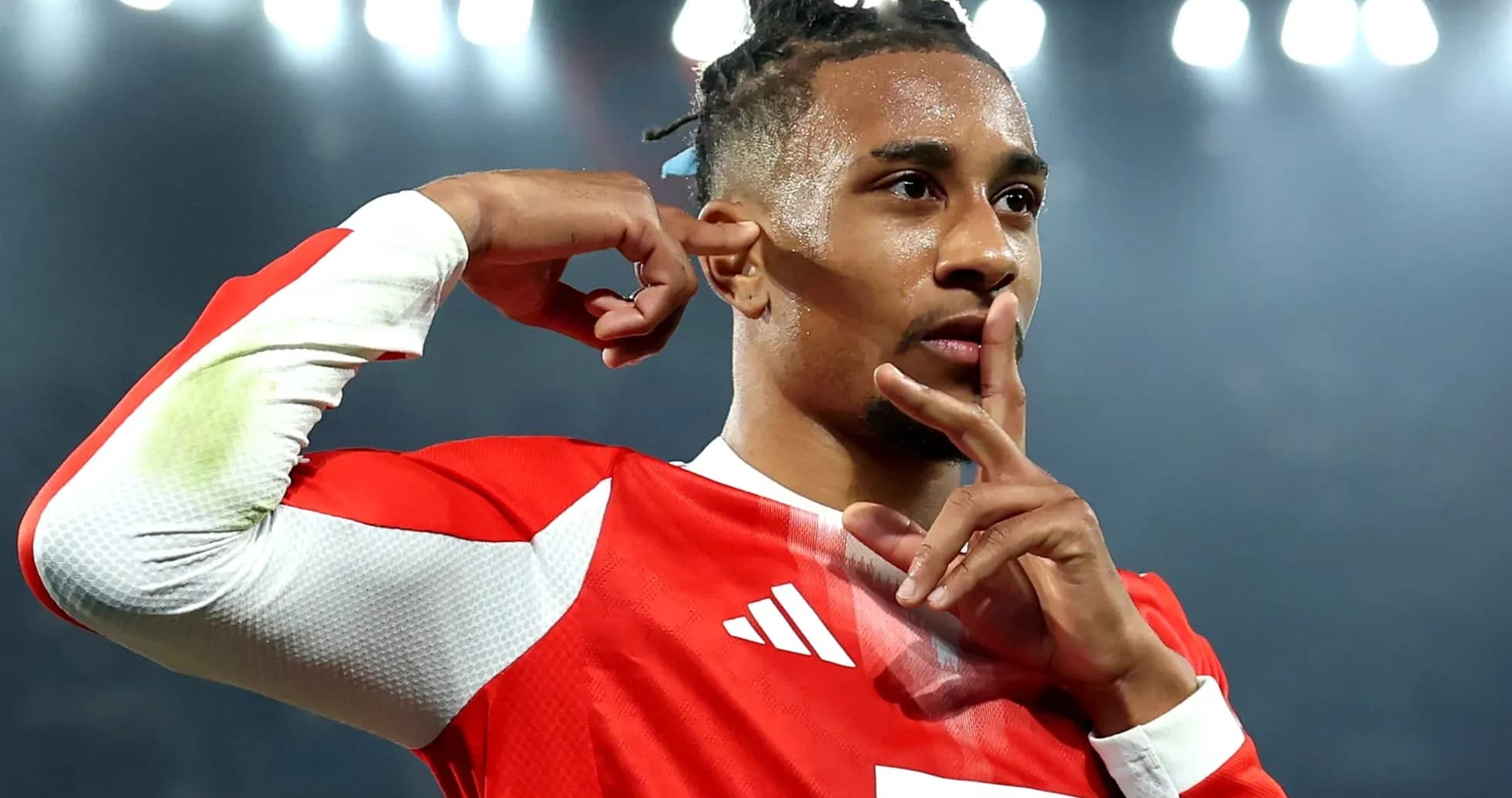 Jugador haciendo gesto de silencio tras anotar gol