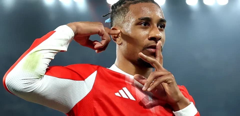 Jugador haciendo gesto de silencio tras anotar gol