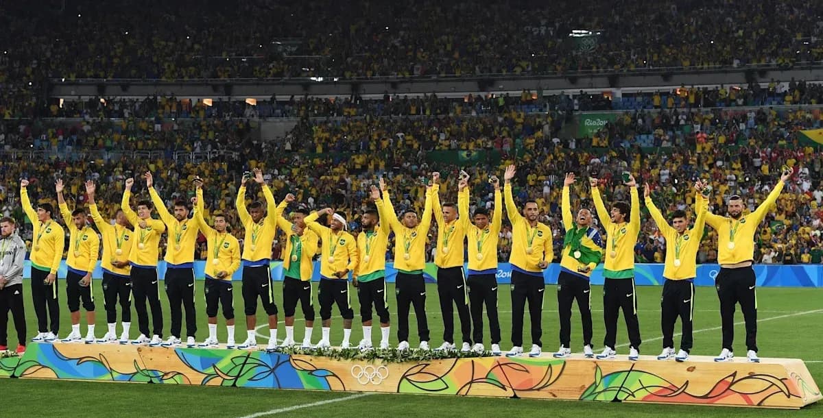 Equipo de fútbol de Brasil recibiendo medallas en el podio