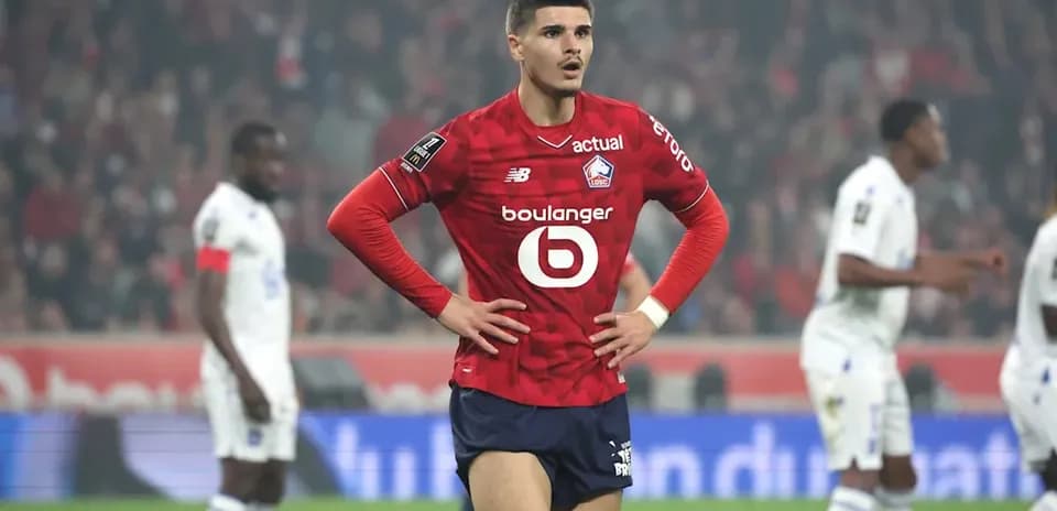 Jugador de Lille con las manos en la cintura en el campo