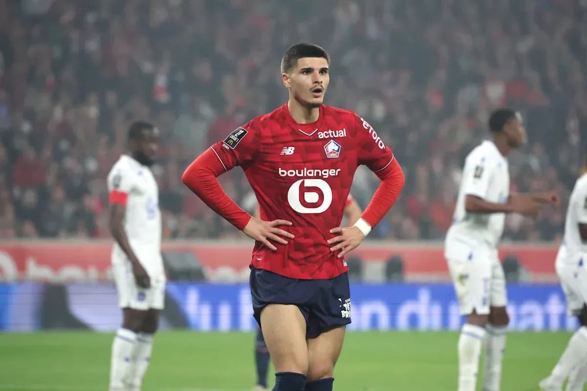 Jugador de Lille con las manos en la cintura en el campo