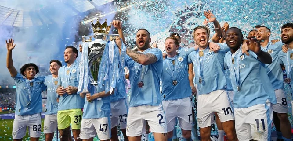 Jugadores de Manchester City celebrando con el trofeo