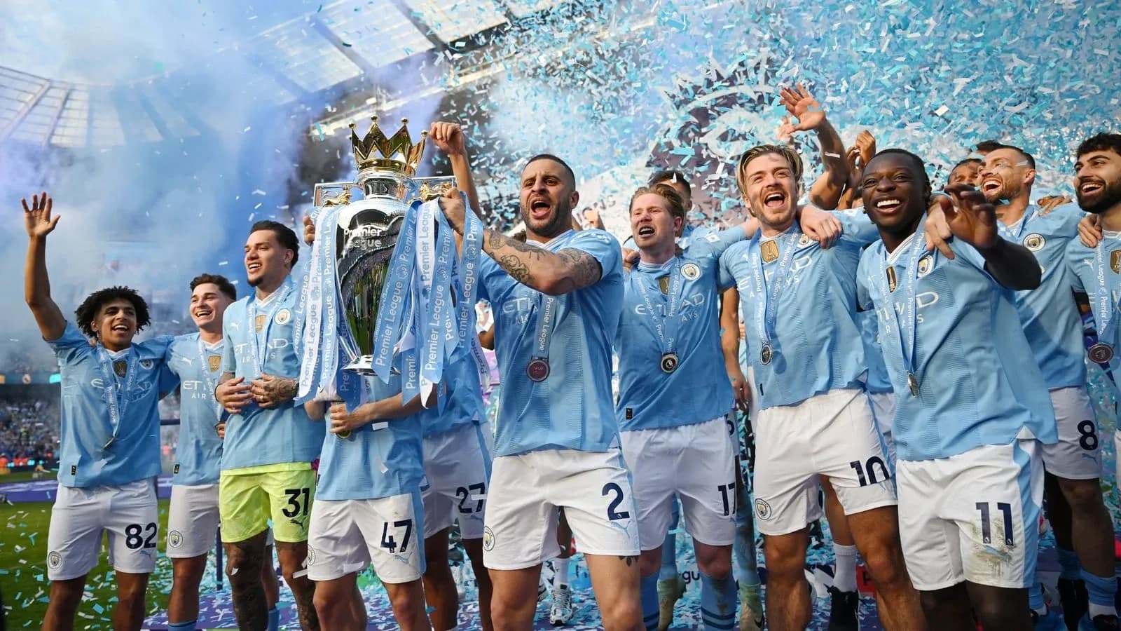 Jugadores de Manchester City celebrando con el trofeo