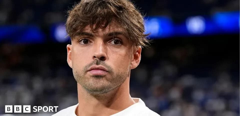 Jugador con camiseta blanca en el estadio