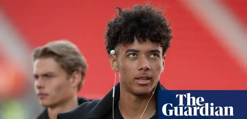 Jugador con auriculares en el estadio antes del partido