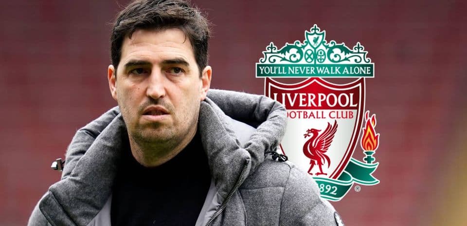 Entrenador de fútbol frente al escudo de Liverpool