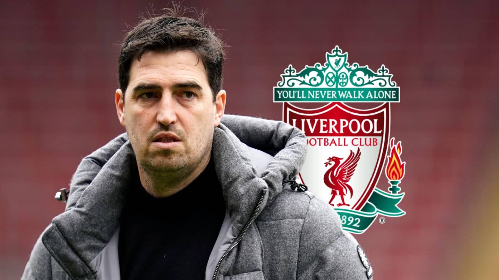 Entrenador de fútbol frente al escudo de Liverpool