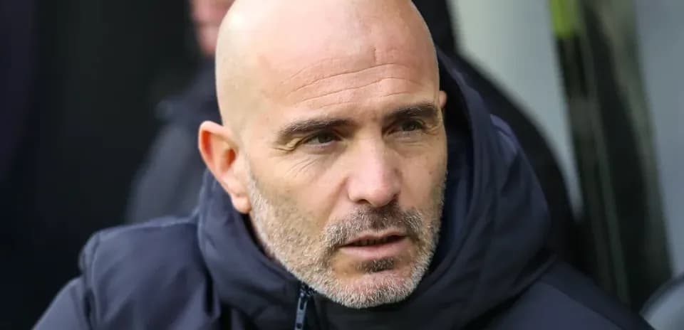 Entrenador observando el partido desde la banca