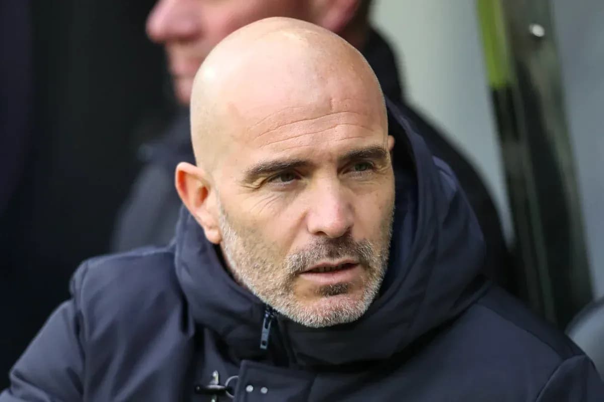 Entrenador observando el partido desde la banca