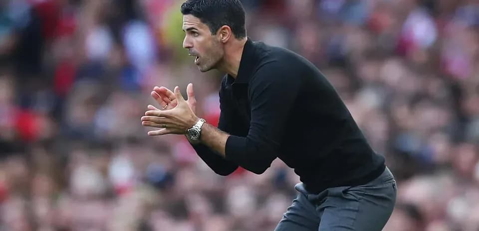 Entrenador dirigiendo al equipo desde la línea de banda