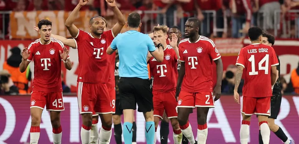 Jugadores del Bayern München discutiendo con el árbitro