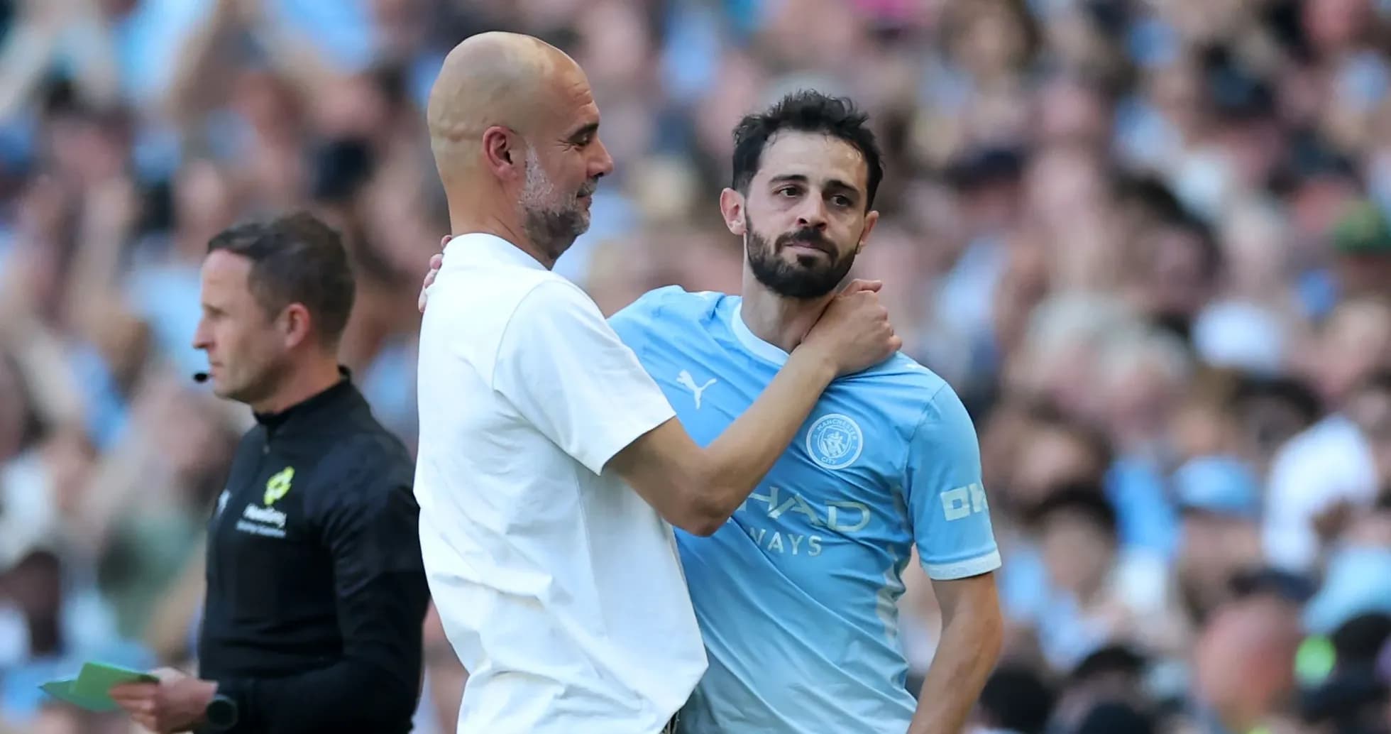 Entrenador y jugador conversando en el campo