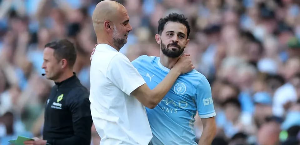 Entrenador y jugador conversando en el campo