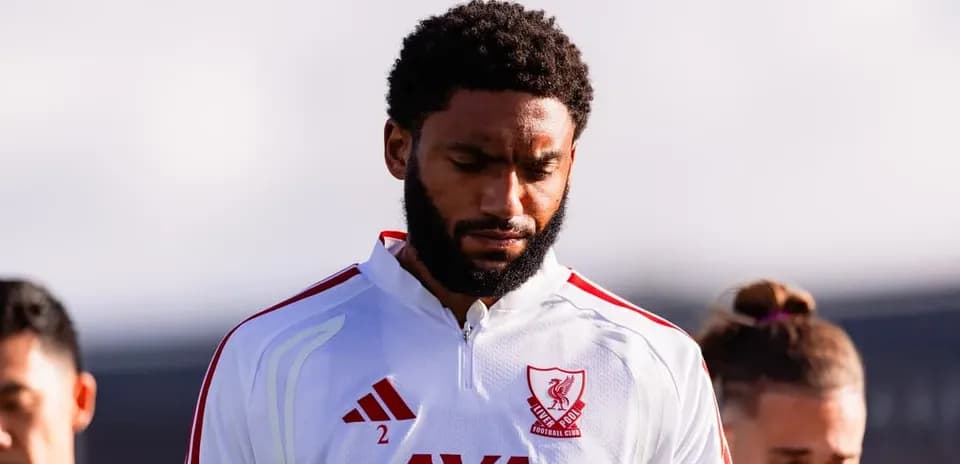 Jugador de Liverpool en uniforme durante el calentamiento