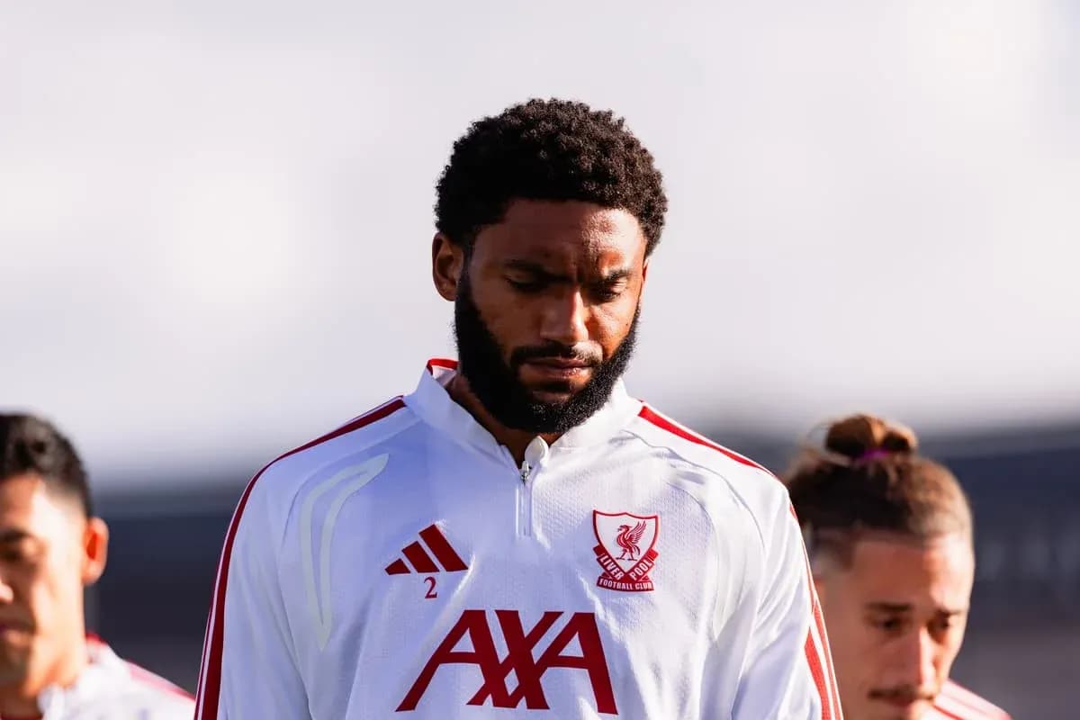 Jugador de Liverpool en uniforme durante el calentamiento