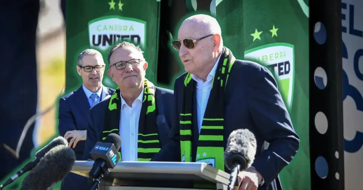 Directivos de Canberra United en conferencia de prensa