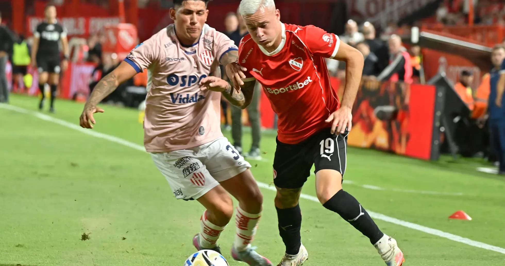 Jugadores de Unión y Independiente disputando el balón