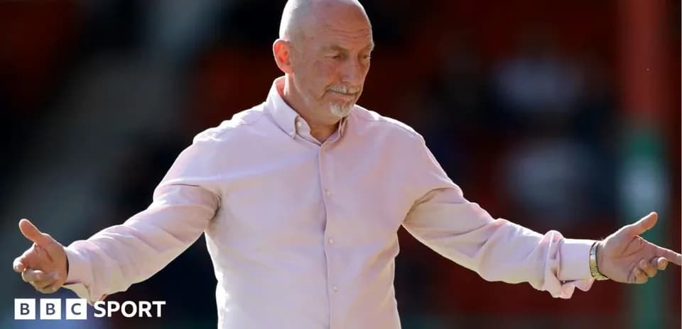Entrenador gesticulando en el banquillo durante el partido