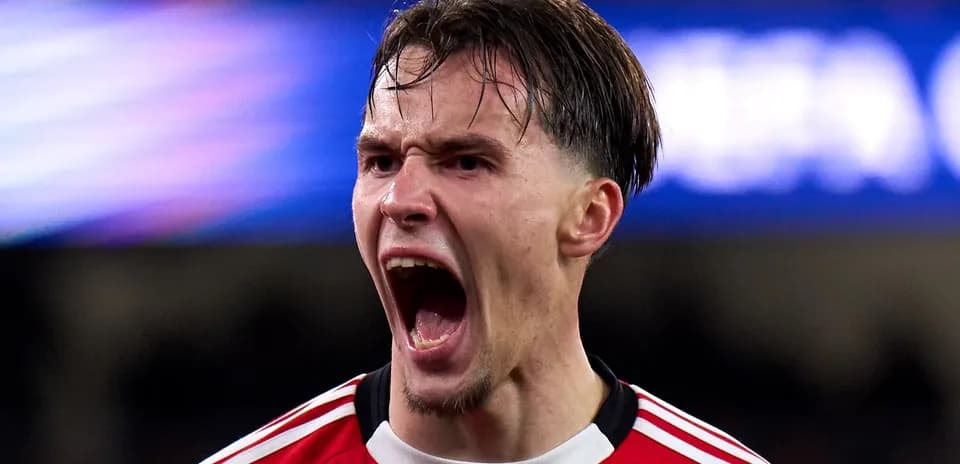 Jugador celebrando con entusiasmo durante el partido