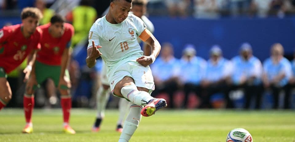 Jugador ejecutando un penalti en el partido