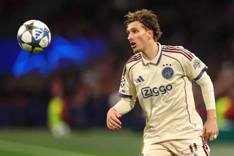 Jugador de Ajax controlando el balón en el aire