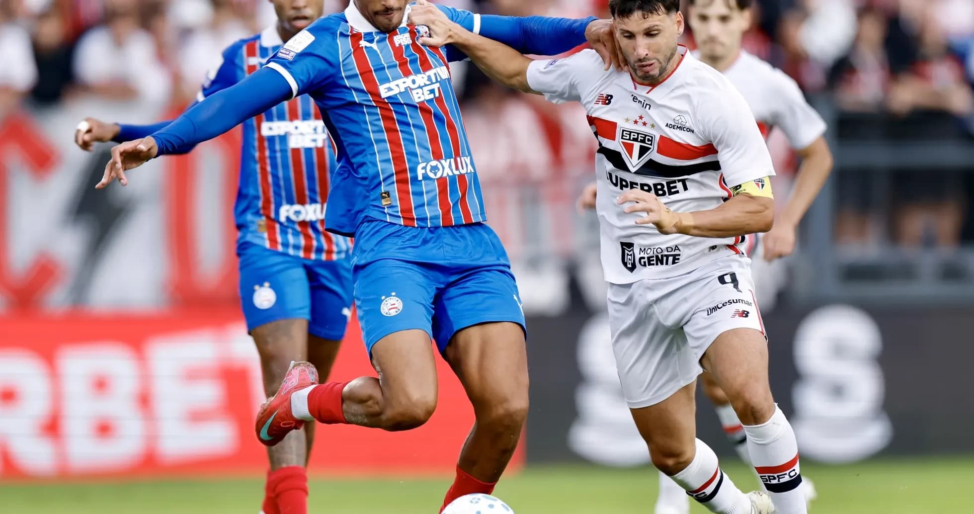 Jugadores de Bahia y Sao Paulo disputando el balón