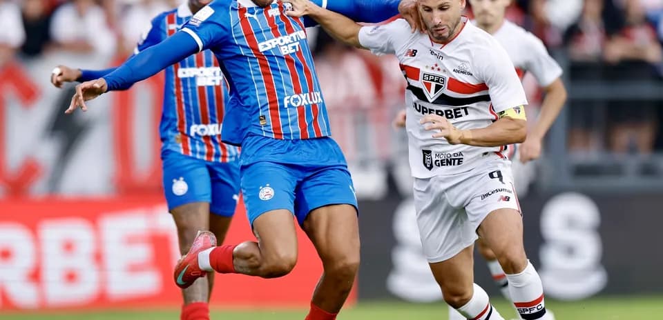 Jugadores de Bahia y Sao Paulo disputando el balón