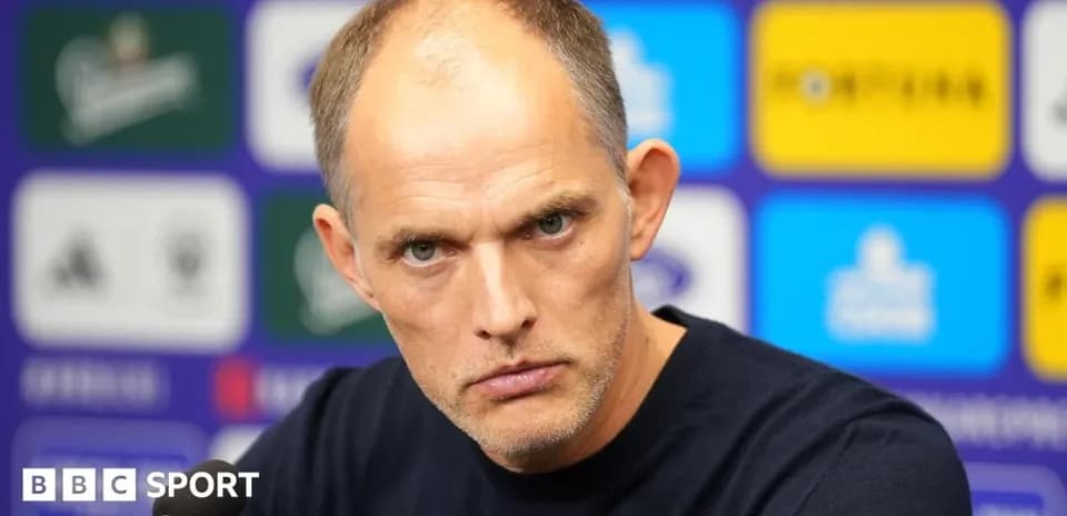 Entrenador en conferencia de prensa con micrófono