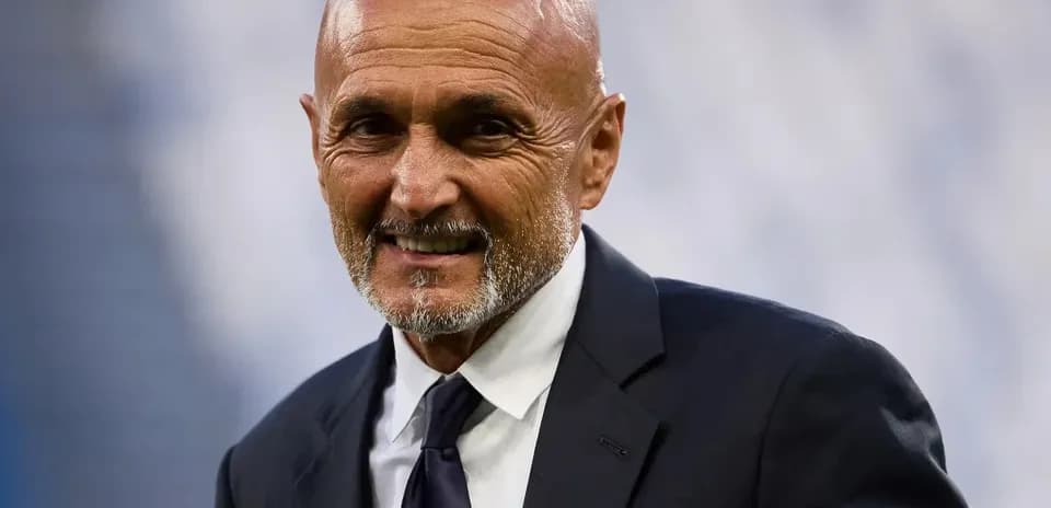 Entrenador sonriendo en evento deportivo