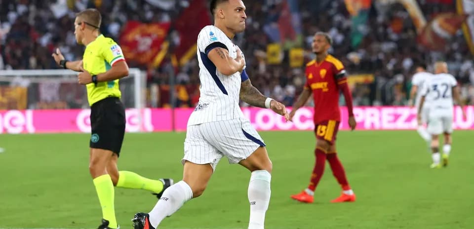 Lautaro Martínez celebrando un gol durante el partido