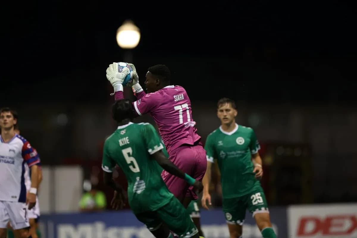 Portero atrapando el balón en un partido