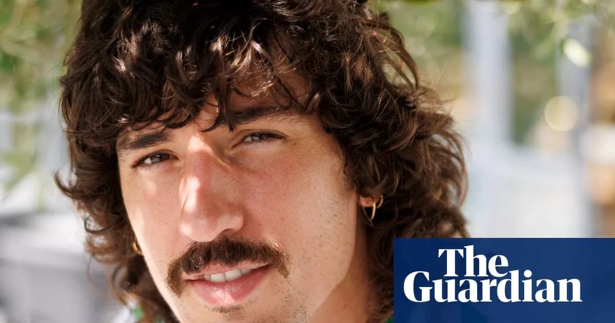 Hombre con cabello rizado y bigote en primer plano