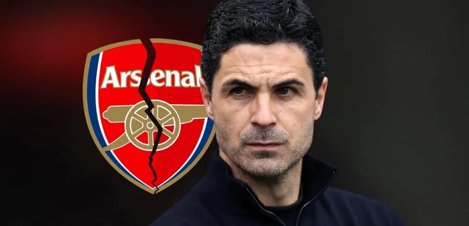Entrenador de Arsenal con escudo roto de fondo